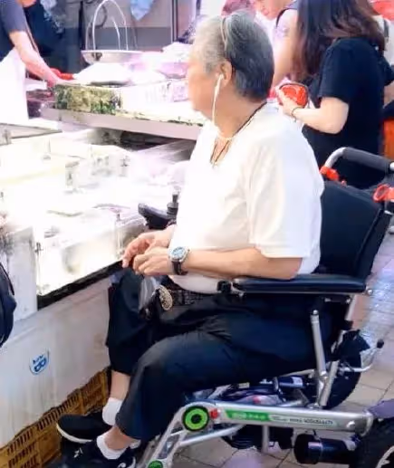 影壇大哥大「坐輪椅大口嗑草莓」慶71歲大壽 「祖孫三人開心同框」網驚:怎麼老好多