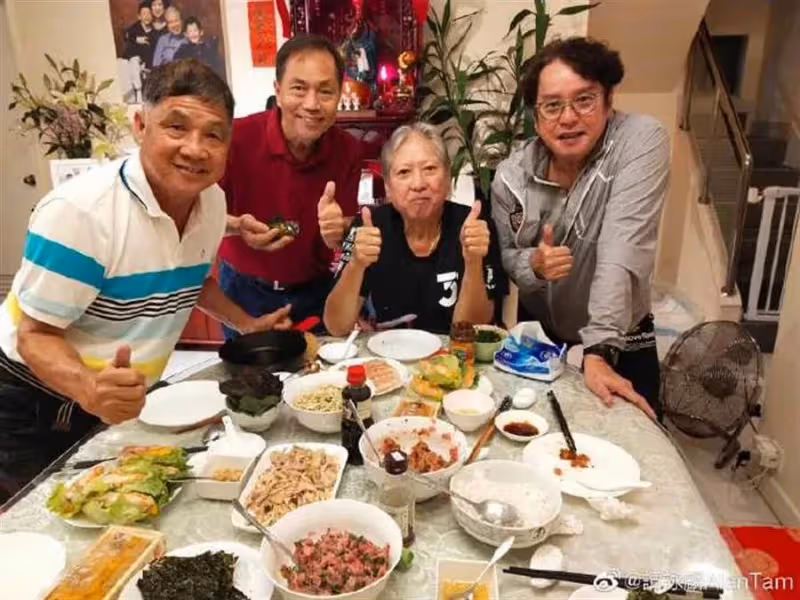 影壇大哥大「坐輪椅大口嗑草莓」慶71歲大壽 「祖孫三人開心同框」網驚:怎麼老好多