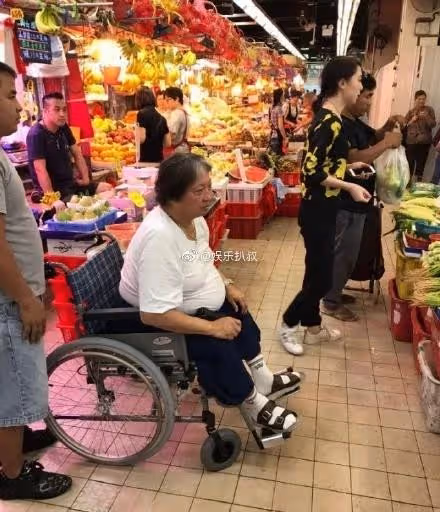 影壇大哥大「坐輪椅大口嗑草莓」慶71歲大壽 「祖孫三人開心同框」網驚:怎麼老好多