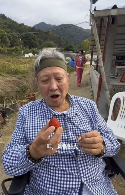影壇大哥大「坐輪椅大口嗑草莓」慶71歲大壽 「祖孫三人開心同框」網驚:怎麼老好多