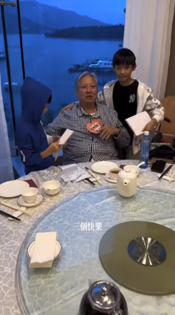 影壇大哥大「坐輪椅大口嗑草莓」慶71歲大壽 「祖孫三人開心同框」網驚:怎麼老好多