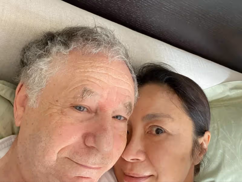 忘年戀長跑19年!60歲楊紫瓊甜曬全家福「外籍帥繼子亮相」 不結婚只談愛「相處更勝老夫老妻」