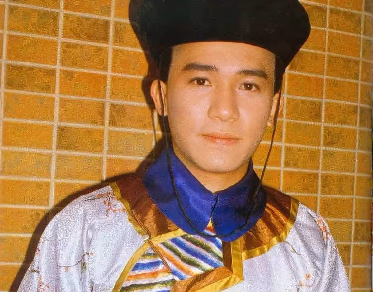 吳孟達肝癌離世！周星馳「第1個到達葬禮現場」破不和傳聞　花圈上「4字弔唁」催人淚下