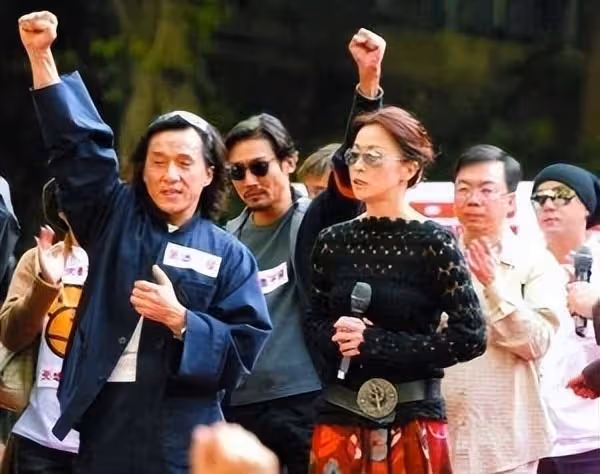 吳孟達肝癌離世！周星馳「第1個到達葬禮現場」破不和傳聞　花圈上「4字弔唁」催人淚下