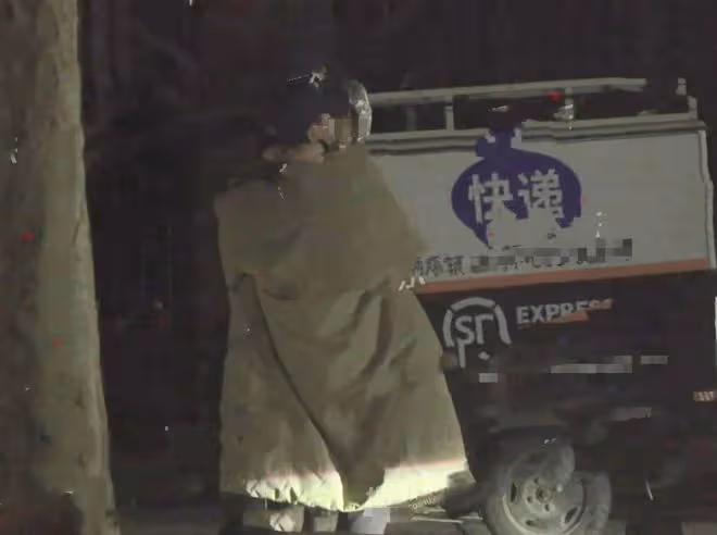 吳京開車接妻兒回家，謝楠和吳所謂一路奔跑追隨，一家四口好歡樂