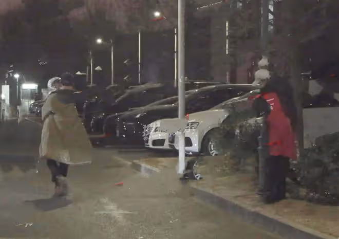 吳京開車接妻兒回家，謝楠和吳所謂一路奔跑追隨，一家四口好歡樂