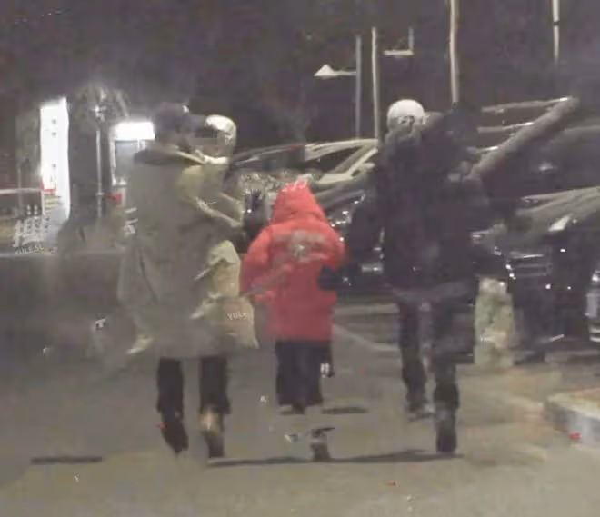 吳京開車接妻兒回家，謝楠和吳所謂一路奔跑追隨，一家四口好歡樂