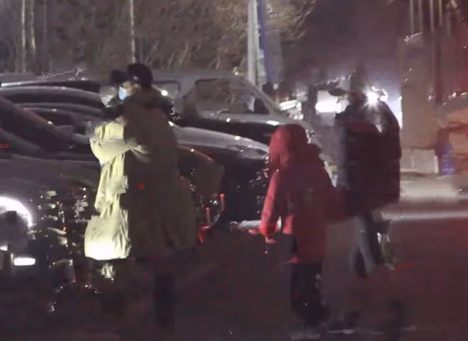 吳京開車接妻兒回家，謝楠和吳所謂一路奔跑追隨，一家四口好歡樂