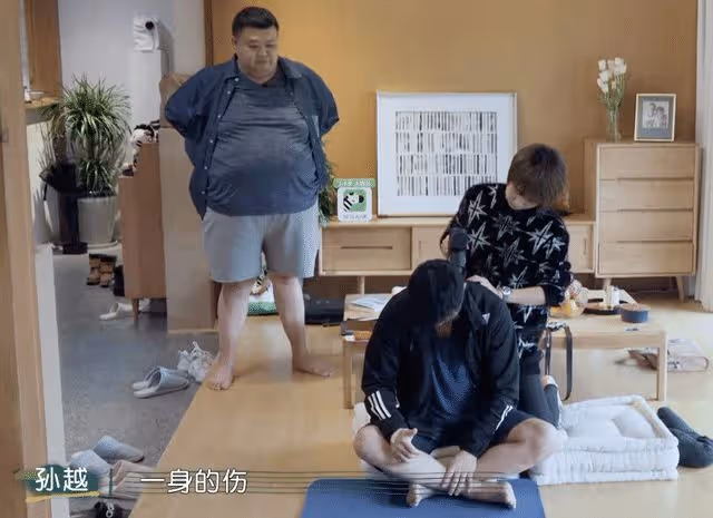 吳京開車接妻兒回家，謝楠和吳所謂一路奔跑追隨，一家四口好歡樂