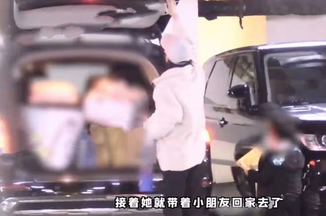 吳京開車接妻兒回家，謝楠和吳所謂一路奔跑追隨，一家四口好歡樂