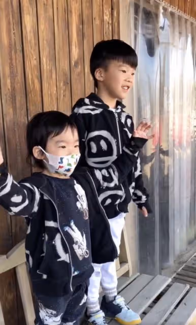 吳京開車接妻兒回家，謝楠和吳所謂一路奔跑追隨，一家四口好歡樂