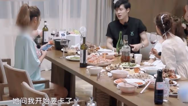 付辛博未給穎兒慶生被猜離婚，一家三口現身橫店，力破婚變謠言