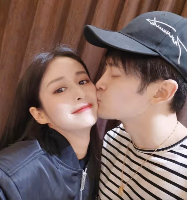 付辛博未給穎兒慶生被猜離婚，一家三口現身橫店，力破婚變謠言