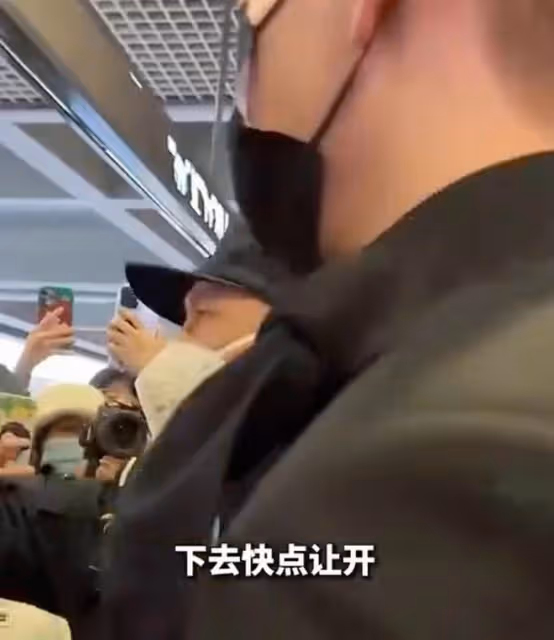 余景天遭人民網批評，迫於壓力就機場擁堵事件道歉，粉絲控評護主