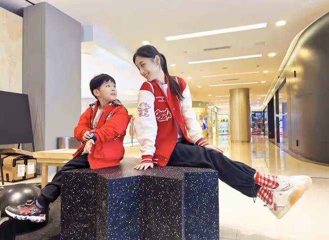 39歲黃聖依曬親子照，扎高馬尾像高中生，被小兒子親吻臉頰似姐弟