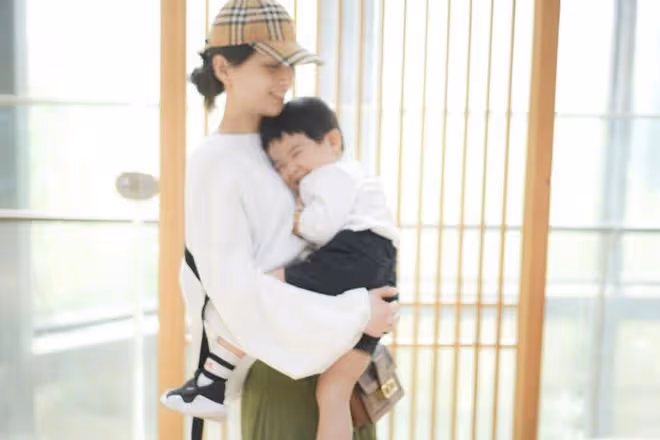 39歲黃聖依曬親子照，扎高馬尾像高中生，被小兒子親吻臉頰似姐弟