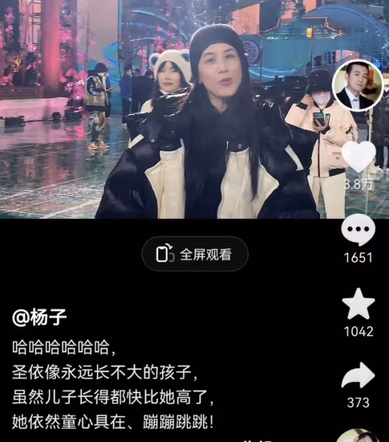 39歲黃聖依曬親子照，扎高馬尾像高中生，被小兒子親吻臉頰似姐弟