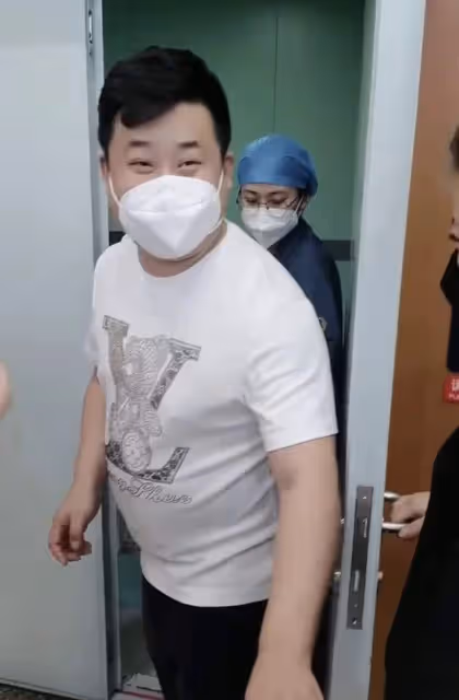 丫蛋喜得三胎兒子！與王金龍離婚再嫁趙本山徒弟，產前虛弱坐輪椅