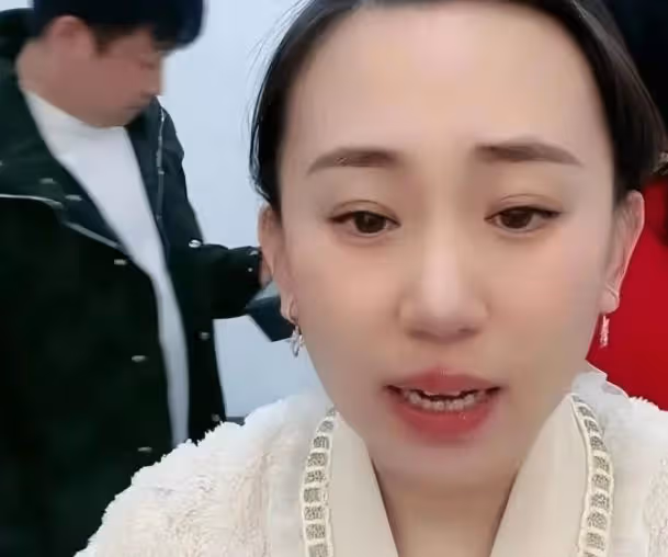 丫蛋喜得三胎兒子！與王金龍離婚再嫁趙本山徒弟，產前虛弱坐輪椅