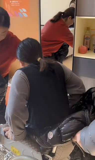 丫蛋喜得三胎兒子！與王金龍離婚再嫁趙本山徒弟，產前虛弱坐輪椅