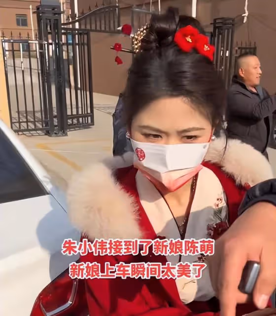 大衣哥為兒子低調辦結婚儀式：陳萌現場怒目圓瞪，似乎不太開心