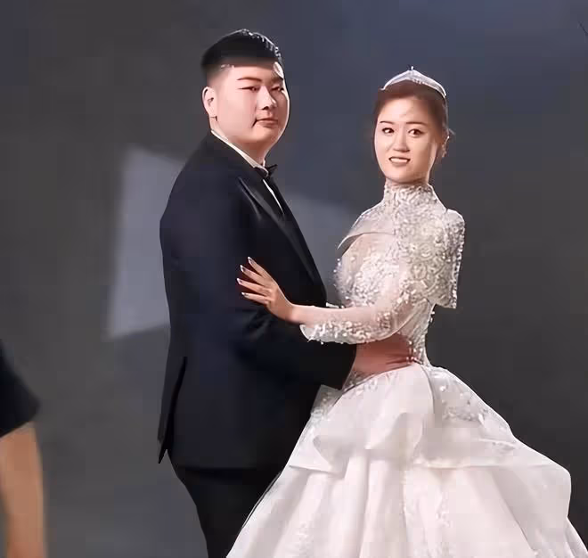 大衣哥為兒子低調辦結婚儀式：陳萌現場怒目圓瞪，似乎不太開心