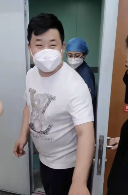 丫蛋三胎喜得兒子!產前虛弱坐輪椅,老公小鵬飛面露笑容暖心陪伴