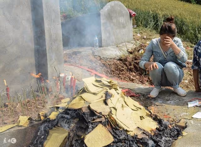 回家給老娘上墳,卻遇陌生女孩墳前燒紙,才知老娘生前為何大手筆