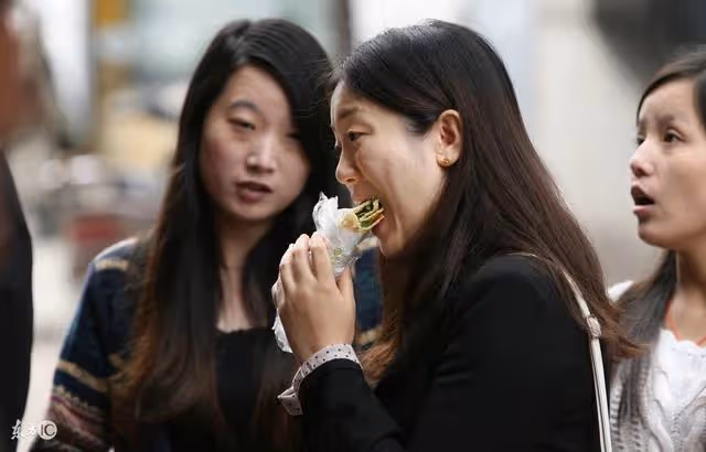 破爛小孩搶了她的雞蛋餅,她由夜場女郎變成了幸福媽媽