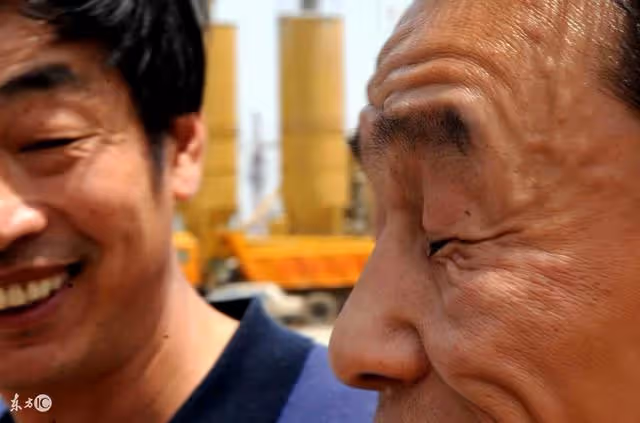 被人說老爹找小姐，兒子直接打了那人，後來卻默默給老爹帶個老伴