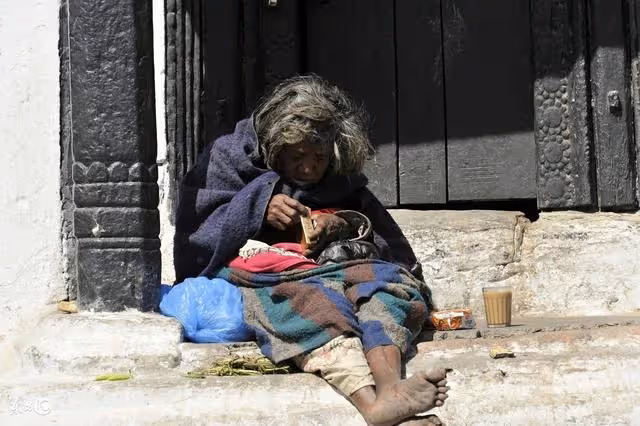 一鋤頭挖出一張爛席，從此哥倆生活紙醉金迷，最後卻落得一窮一富