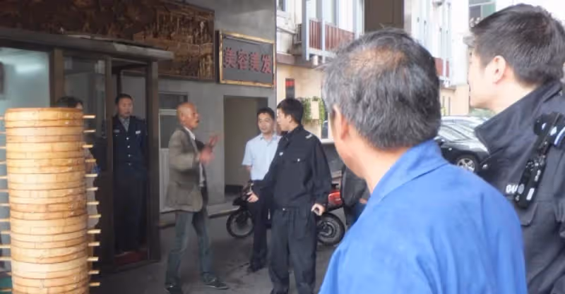 老漢死後留下兩棟房，卻是都給了二兒，大兒子卻跪在墳前說謝謝爹