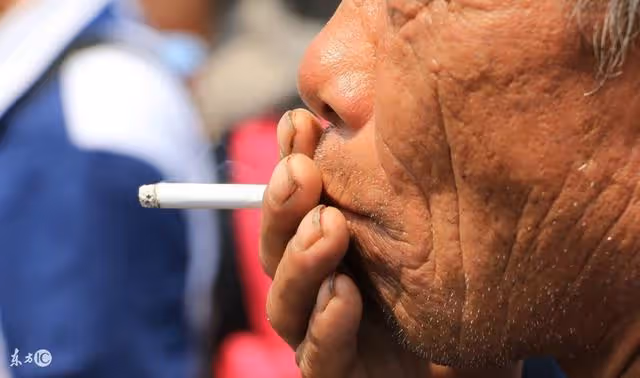 老漢死後留下兩棟房，卻是都給了二兒，大兒子卻跪在墳前說謝謝爹