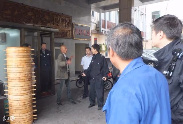 老漢死後留下兩棟房，卻是都給了二兒，大兒子卻跪在墳前說謝謝爹