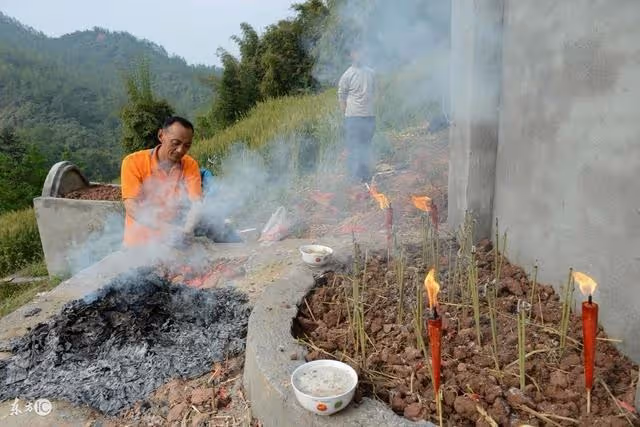 老漢死後留下兩棟房，卻是都給了二兒，大兒子卻跪在墳前說謝謝爹