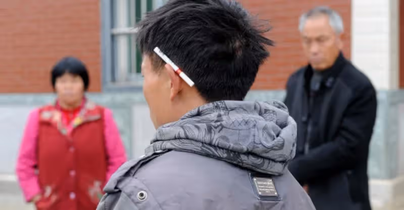 被拐了之後遇好心夫婦所救，長大後又成了老闆，他讓夫婦擺攤賣早餐