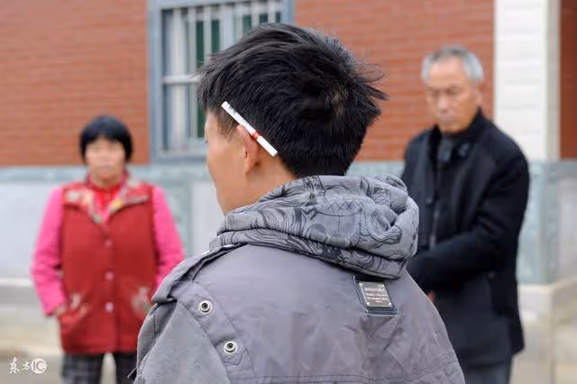 被拐了之後遇好心夫婦所救，長大後又成了老闆，他讓夫婦擺攤賣早餐