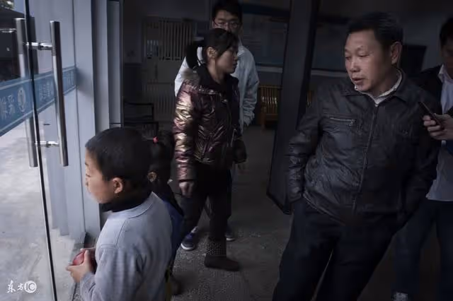 被拐了之後遇好心夫婦所救，長大後又成了老闆，他讓夫婦擺攤賣早餐
