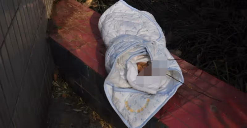 夫婦倆火車上撿棄嬰，養了二十年後有錢親爹來找，他跟親爹走了