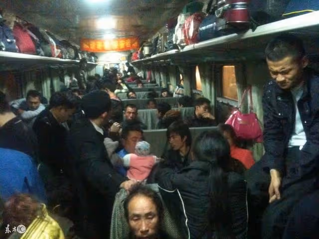 夫婦倆火車上撿棄嬰，養了二十年後有錢親爹來找，他跟親爹走了