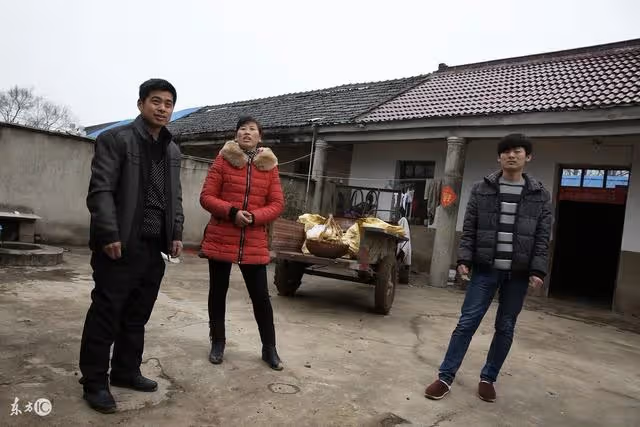 夫婦倆火車上撿棄嬰，養了二十年後有錢親爹來找，他跟親爹走了