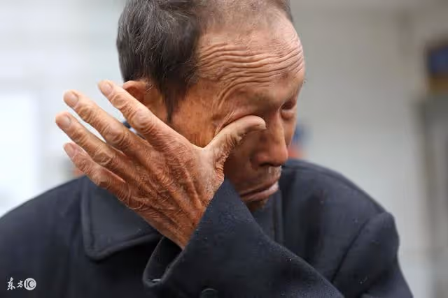 夫婦倆火車上撿棄嬰，養了二十年後有錢親爹來找，他跟親爹走了