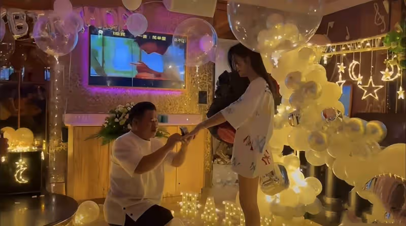 千萬粉網紅「冷少」攜未婚妻拍婚紗，兩人浪漫親吻，蔣胖胖送祝福