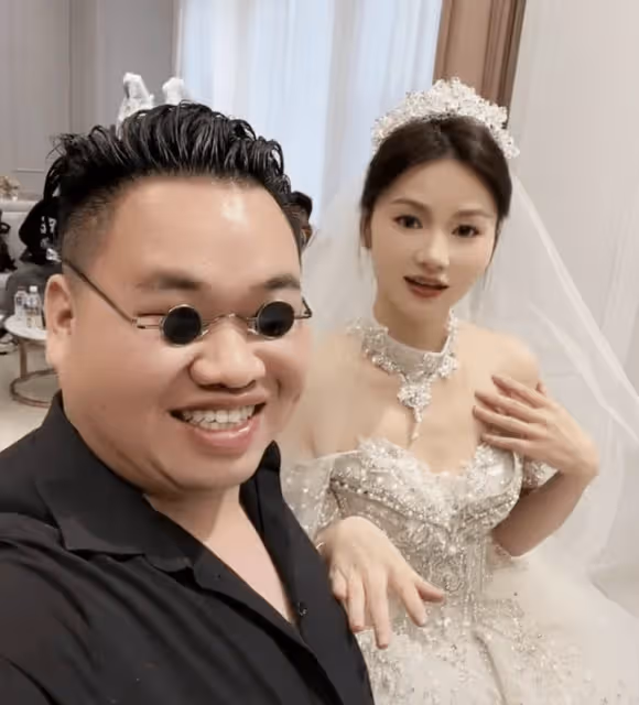 千萬粉網紅「冷少」攜未婚妻拍婚紗，兩人浪漫親吻，蔣胖胖送祝福