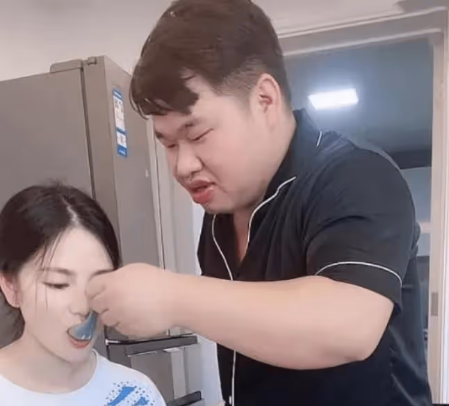 千萬粉網紅「冷少」攜未婚妻拍婚紗，兩人浪漫親吻，蔣胖胖送祝福