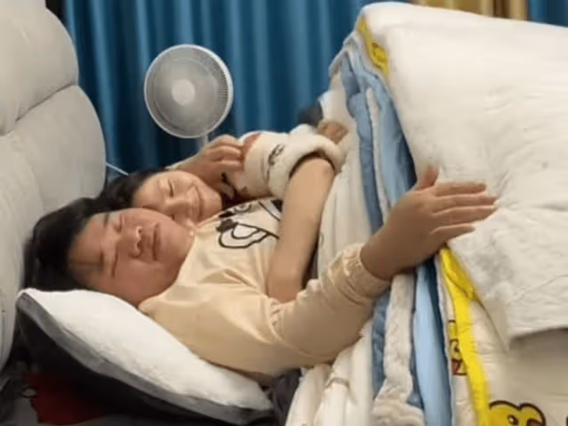 千萬粉網紅「冷少」攜未婚妻拍婚紗，兩人浪漫親吻，蔣胖胖送祝福