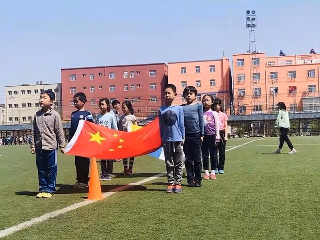 劉燁兒女現身活動，12歲諾一等比例長大顏值超爸爸，霓娜氣質出眾