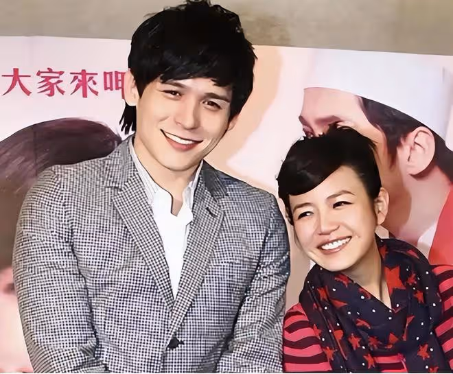 網曝陳妍希疑似婚內出軌,跟彭冠英關係密切,親手喂男方吃東西