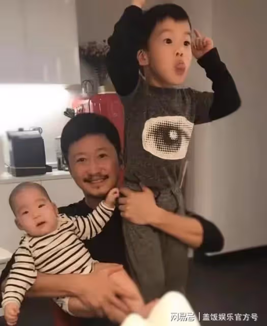 吳京開車接謝楠母子,你追我趕好歡樂,一家四口合體好溫馨