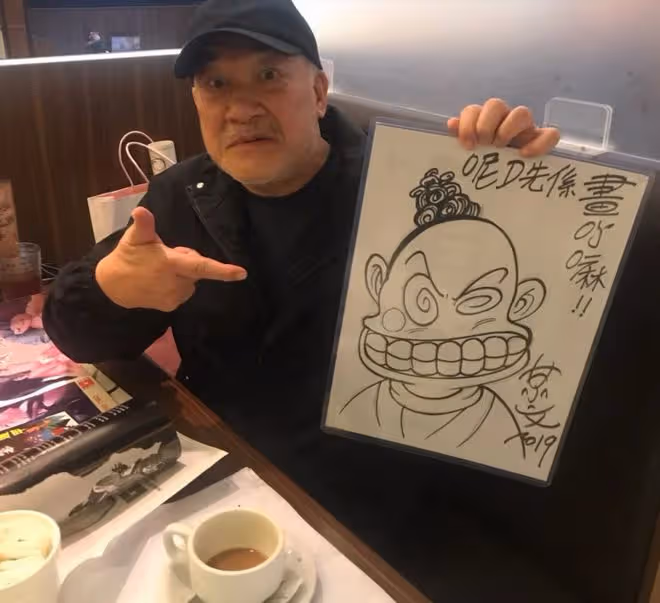 梁家仁小店吃飯被偶遇！鬚髮皆白精神好，與石榴姐畫像合影引回憶